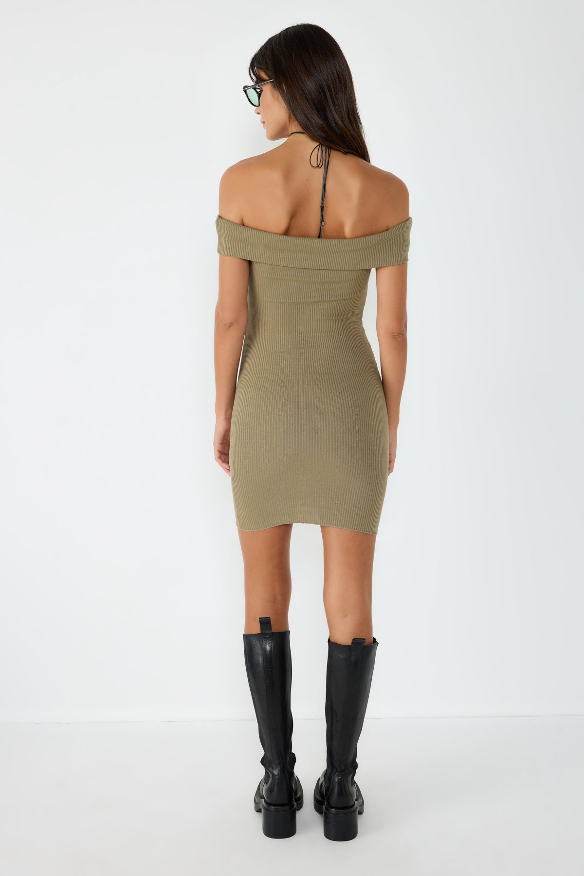 Minikleid mit U-Boot-Ausschnitt