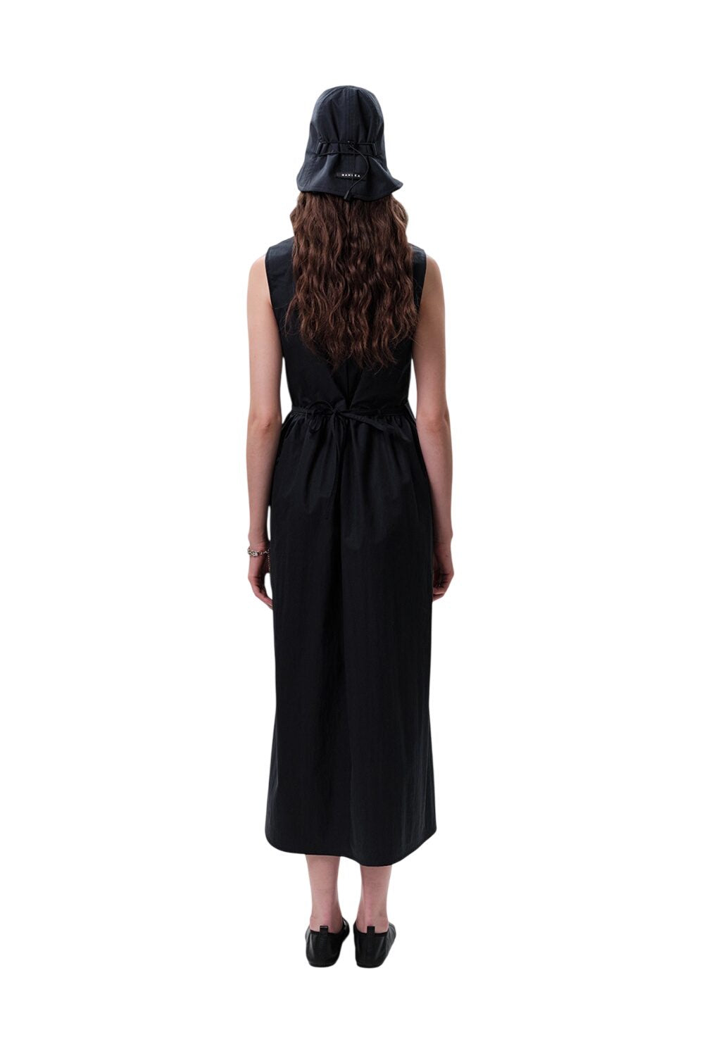 GRÜNES ÄRMELLOSES KLEID MIT GÜRTELDETAILS