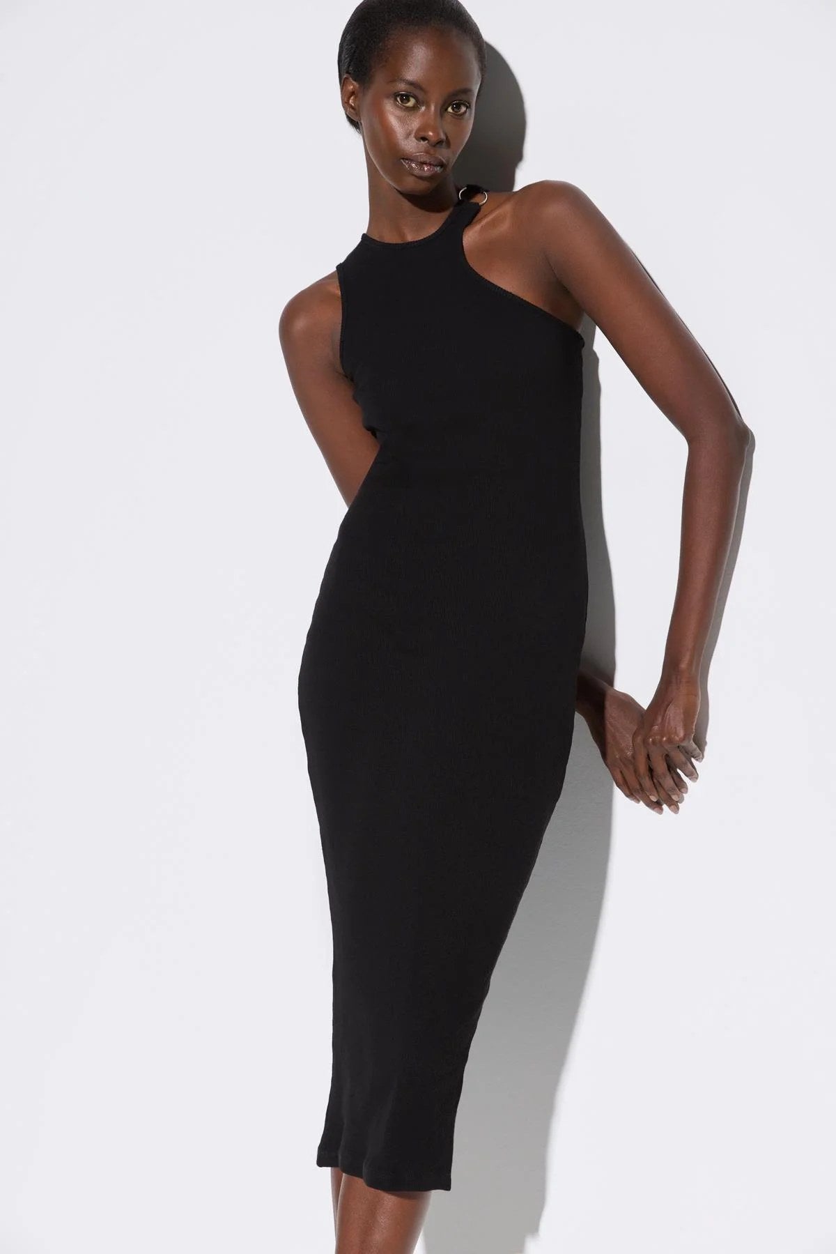 Kleid mit asymmetrischem Ausschnitt
