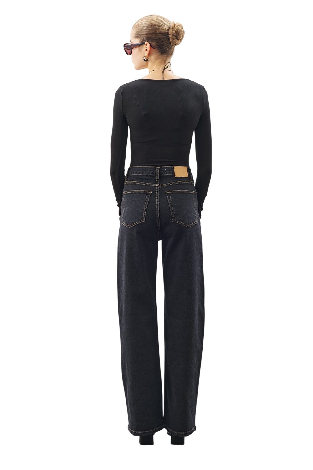 Lange, leichte Jeans mit weitem Bein, schwarz.