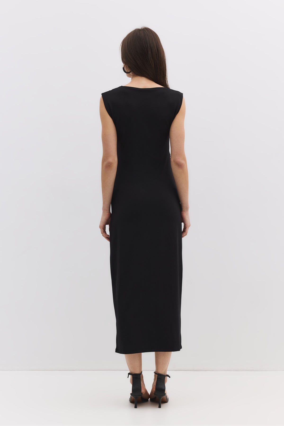 Ärmelloses Kleid mit asymmetrischem Ausschnitt