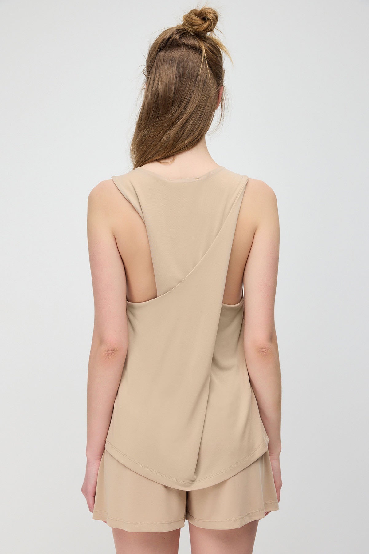 Lange ärmellose Bluse mit gekreuztem Rückenausschnitt aus Modal-Stoff