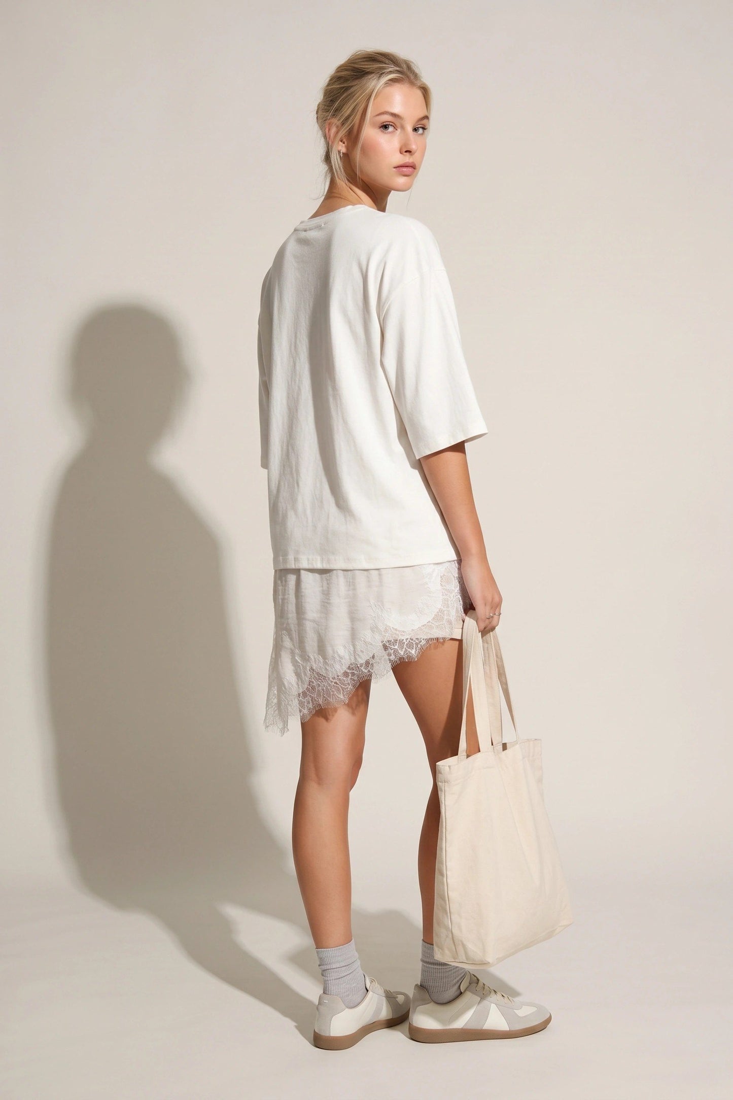 Oversized asymmetrisches T-Shirt mit Spitze