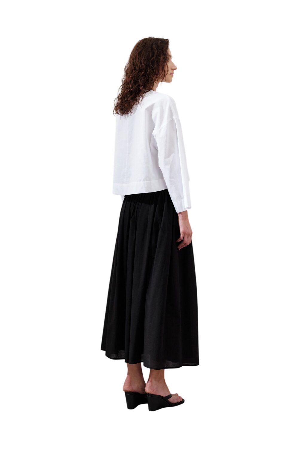 Schwarze, kurze Baumwollbluse mit langen Ärmeln