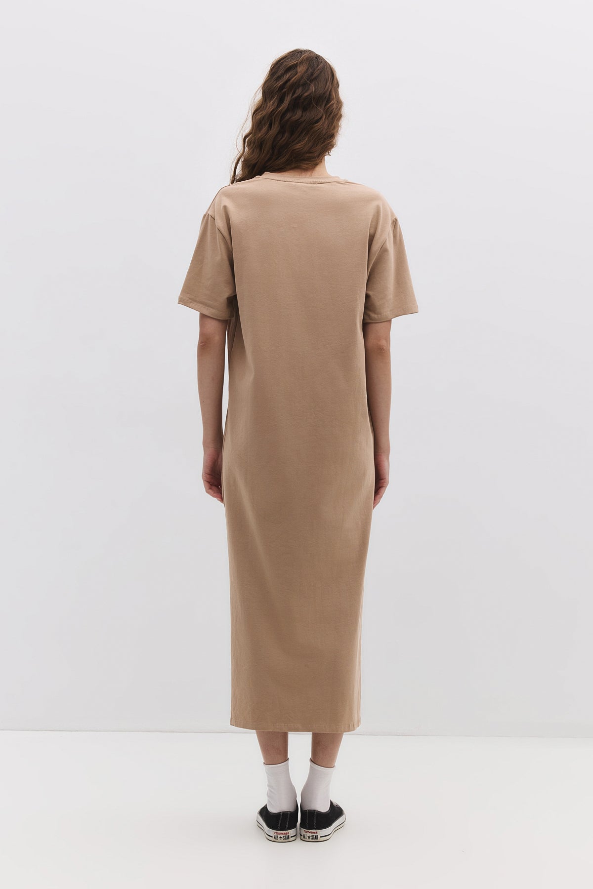 Basic-Kleid aus Baumwolle mit V-Ausschnitt und Schlitz