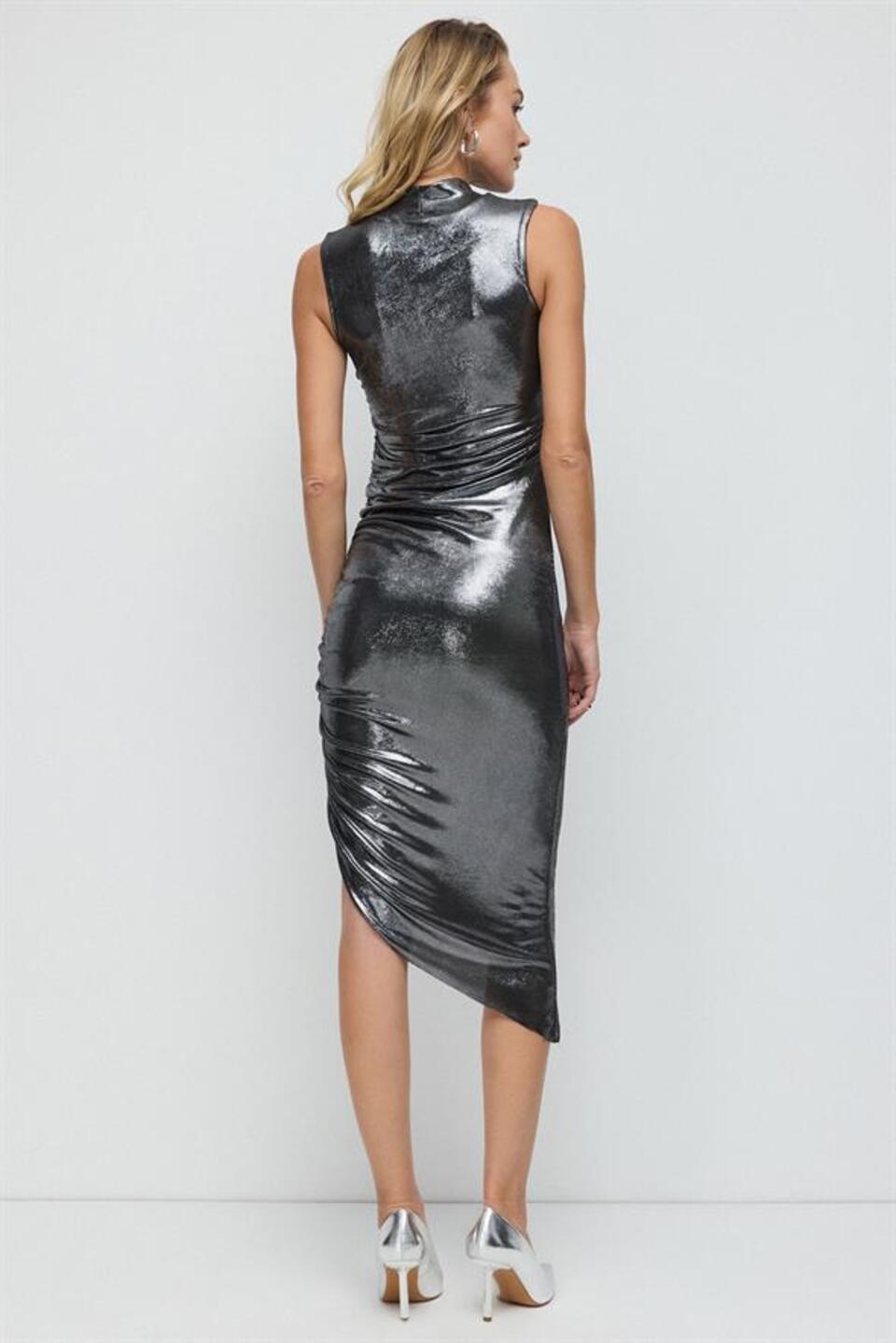 Asymmetrisches Kleid mit seitlicher Raffung aus glänzendem Stoff