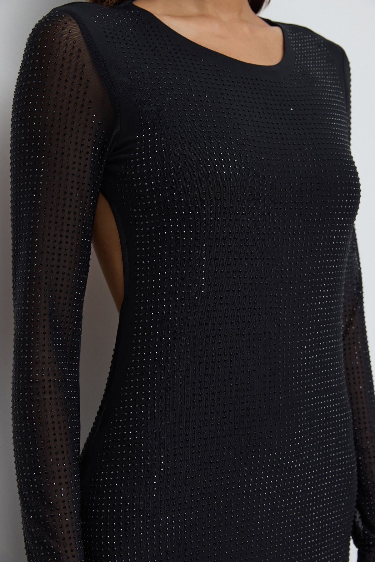 Funkelndes, mit Steinen verziertes Tüllkleid