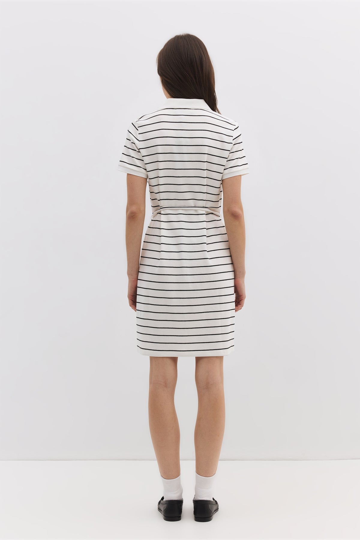 Kurzes Kleid mit Polokragen