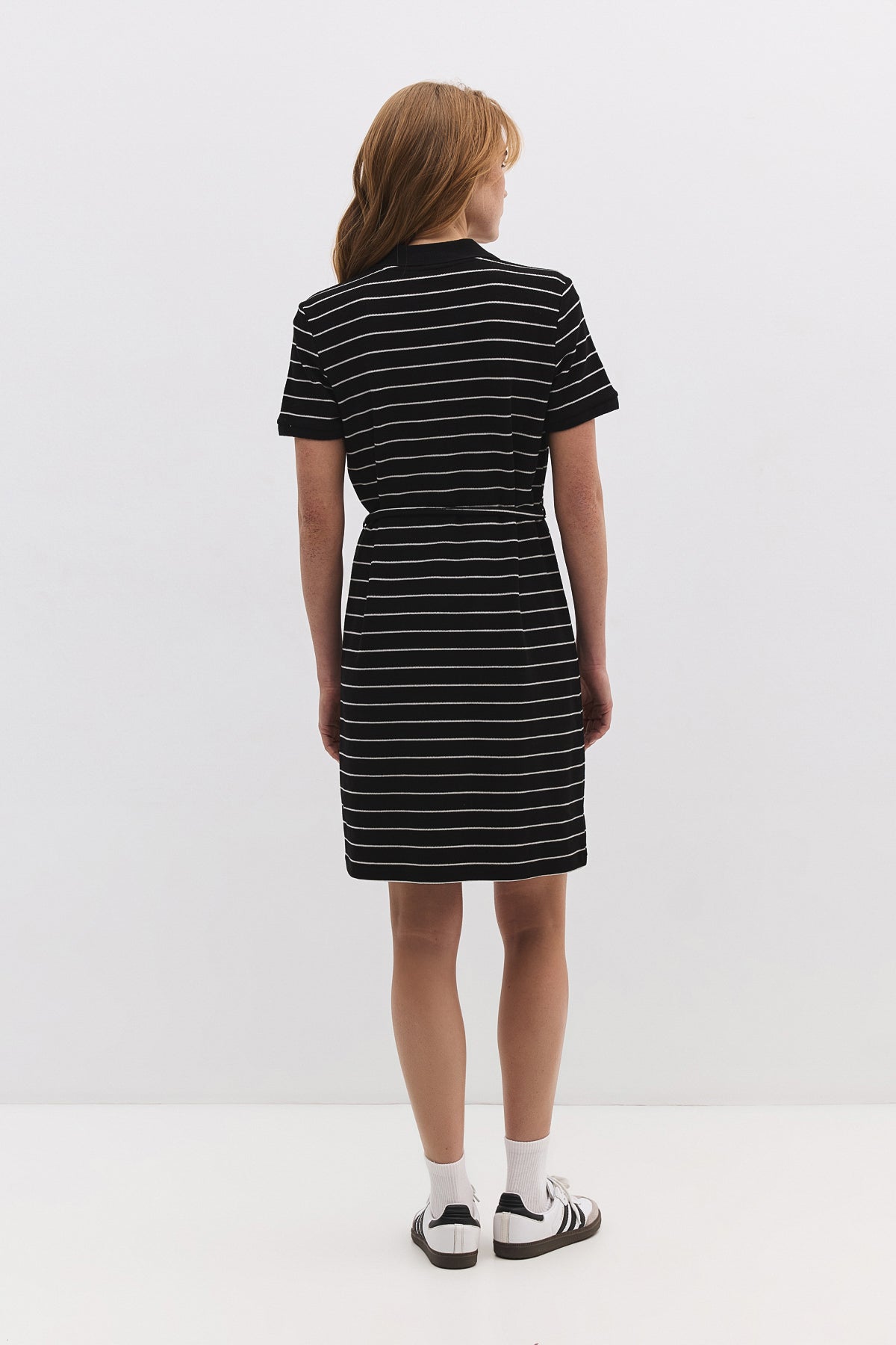 Kurzes Kleid mit Polokragen