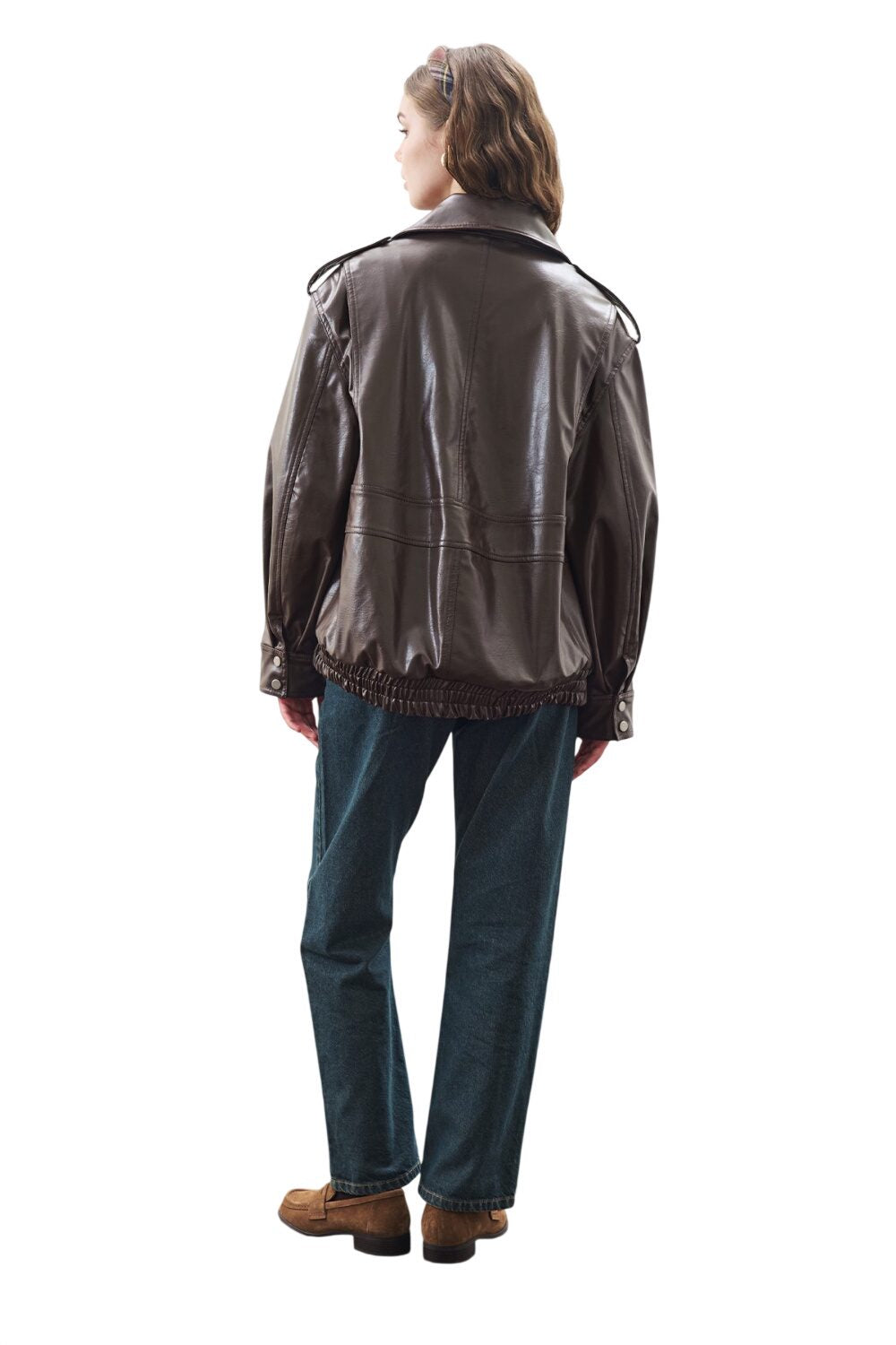 Schwarze, übergroße Lederjacke im Retro-Stil.