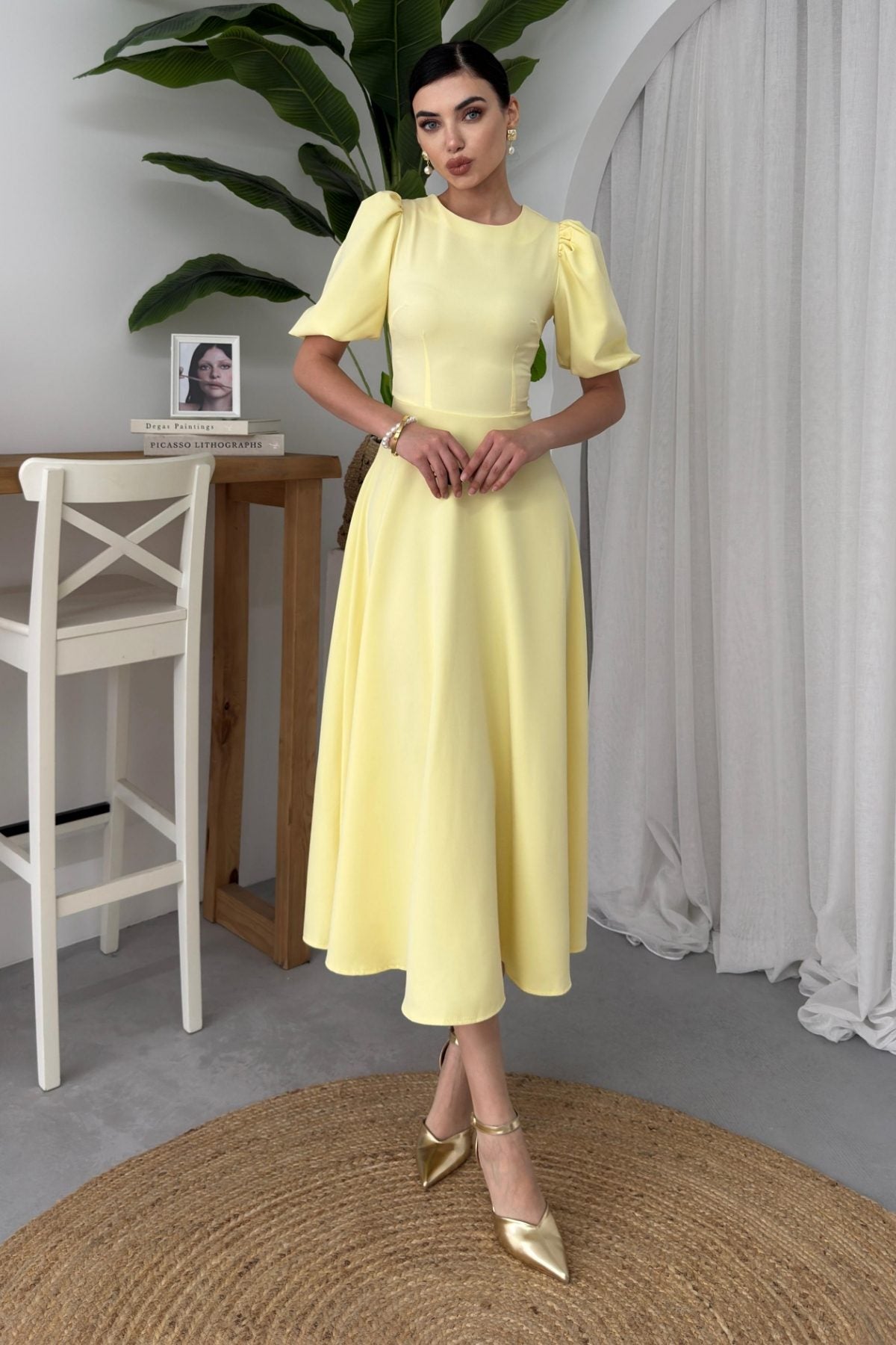 Abendkleid mit Rundhalsausschnitt, Midi-Länge und ausgestelltem Rock