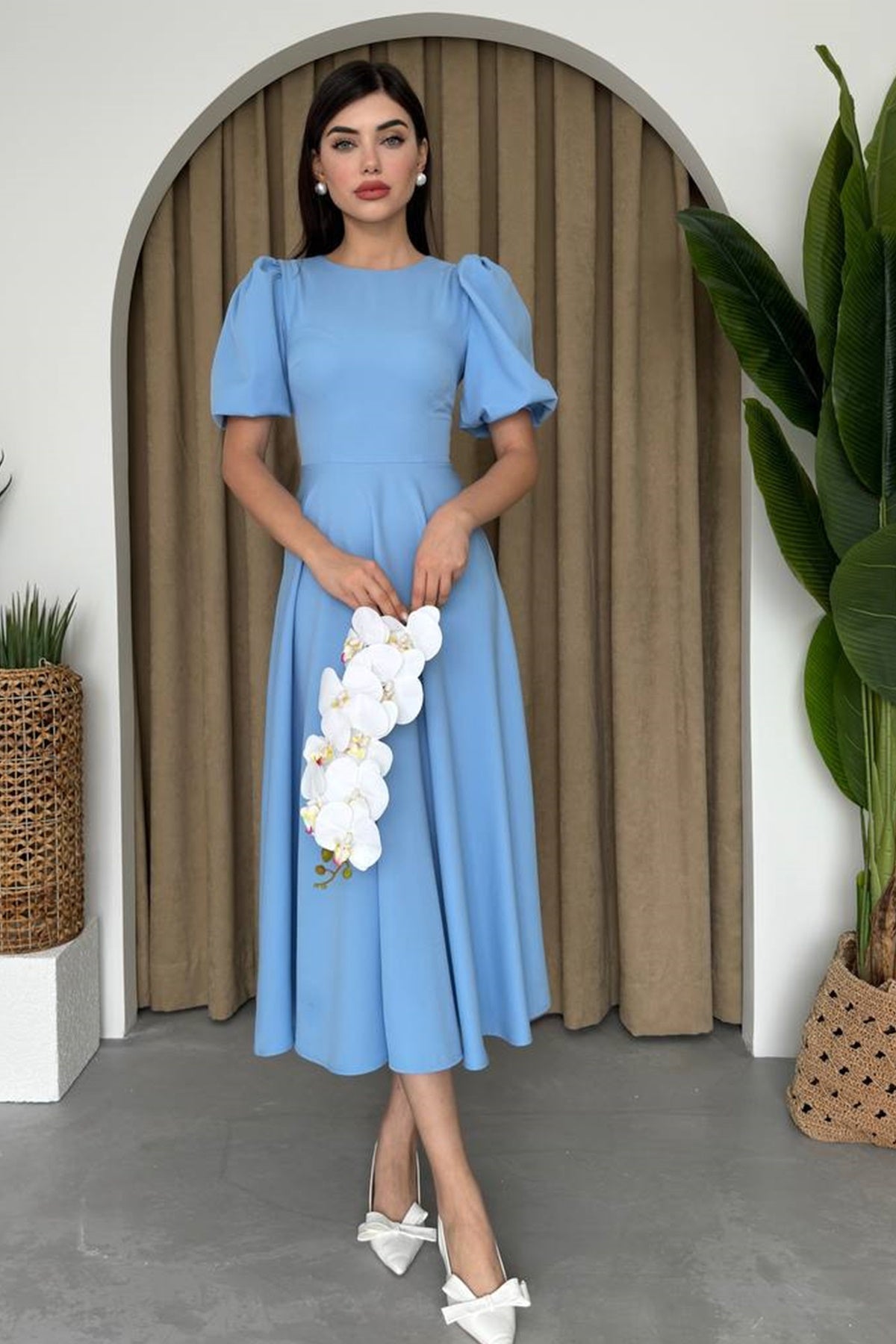 Abendkleid mit Rundhalsausschnitt, Midi-Länge und ausgestelltem Rock