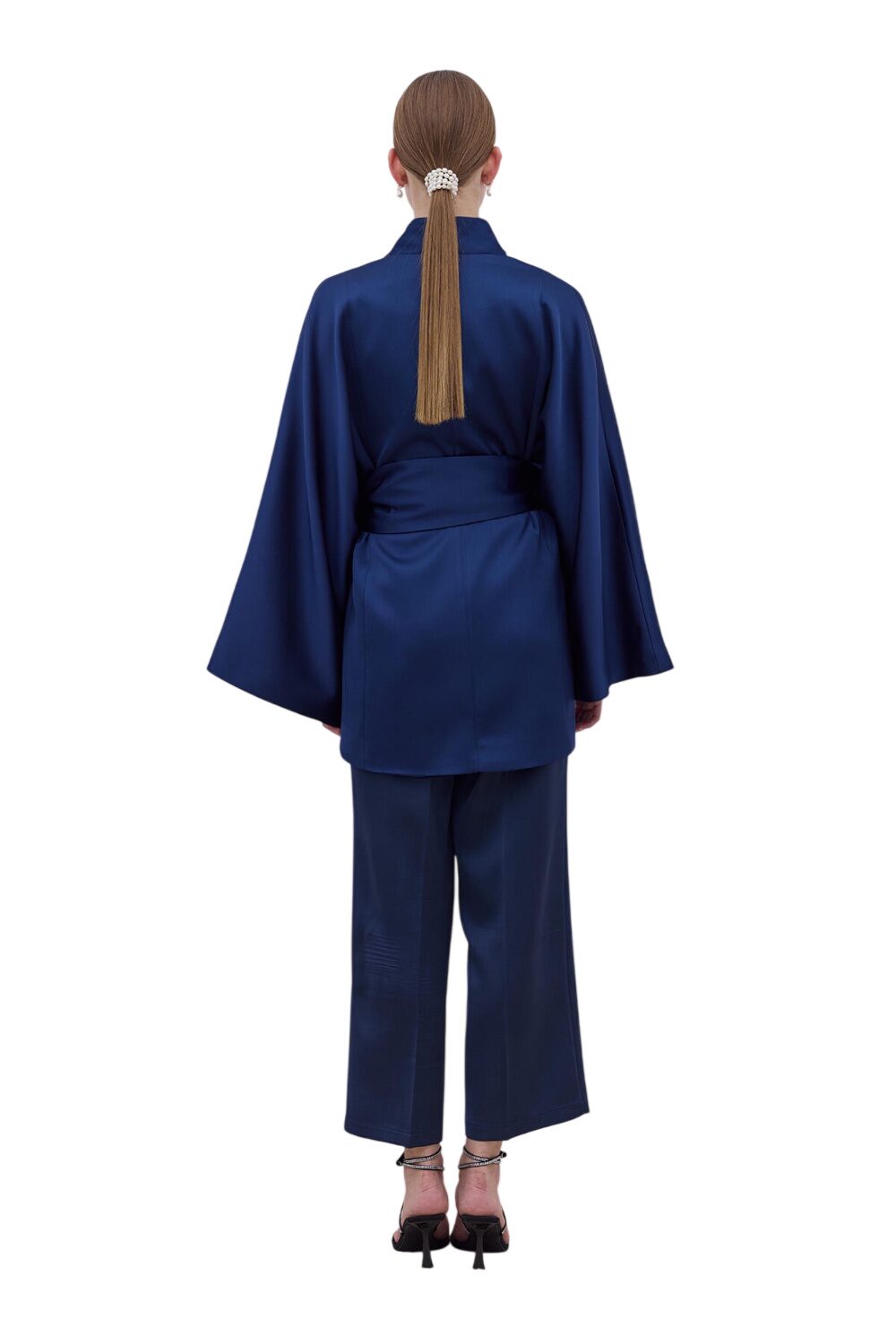 SCHWARZER KIMONO MIT SATINGÜRTEL
