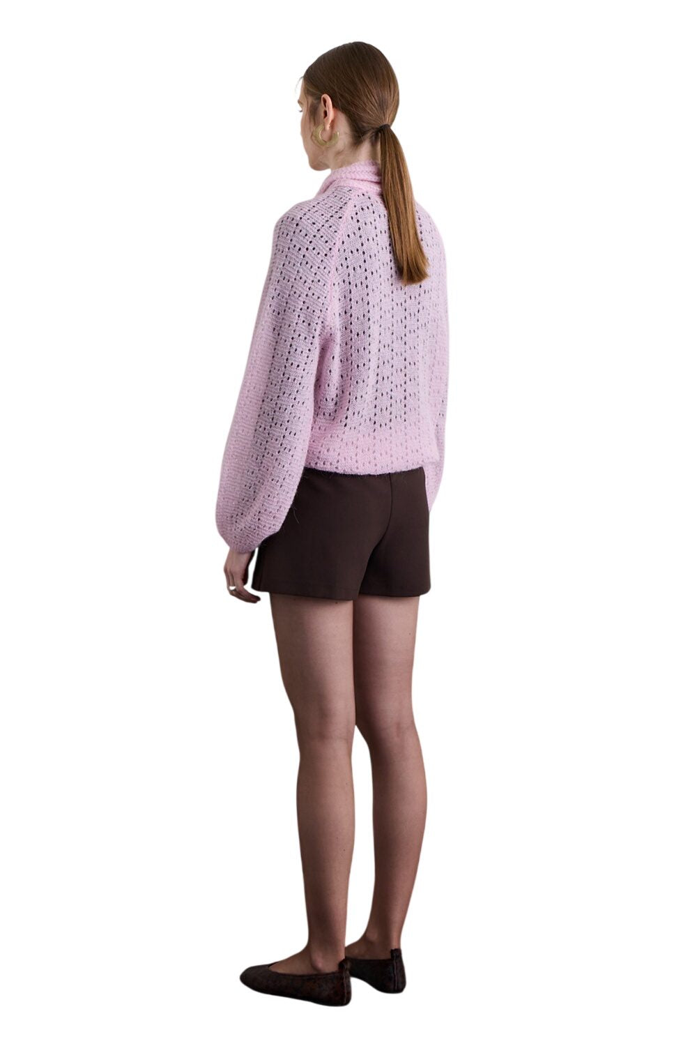 SCHWARZER PULLOVER MIT DURCHBLÄTTERTEN STRICKMUSTER UND KRAGEN.