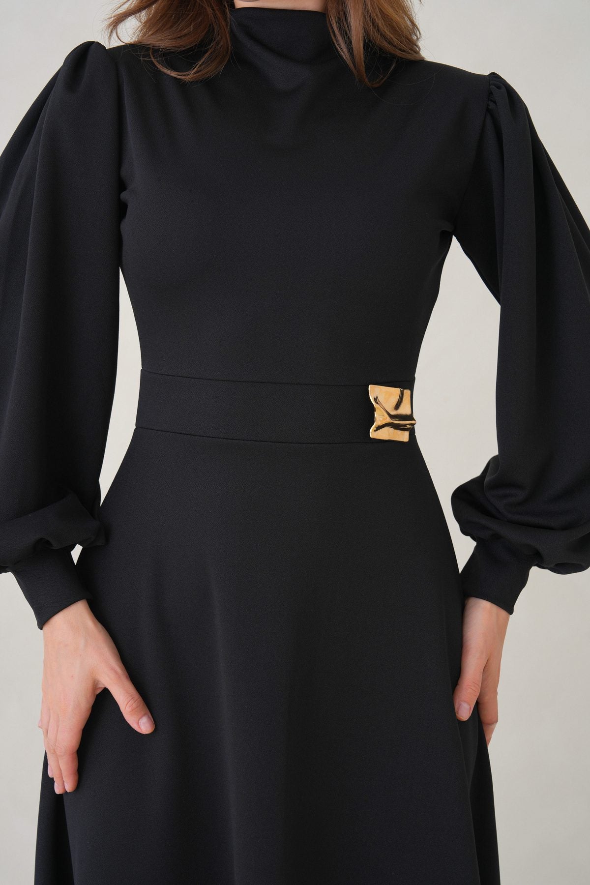 Langärmeliges, ausgestelltes Midikleid