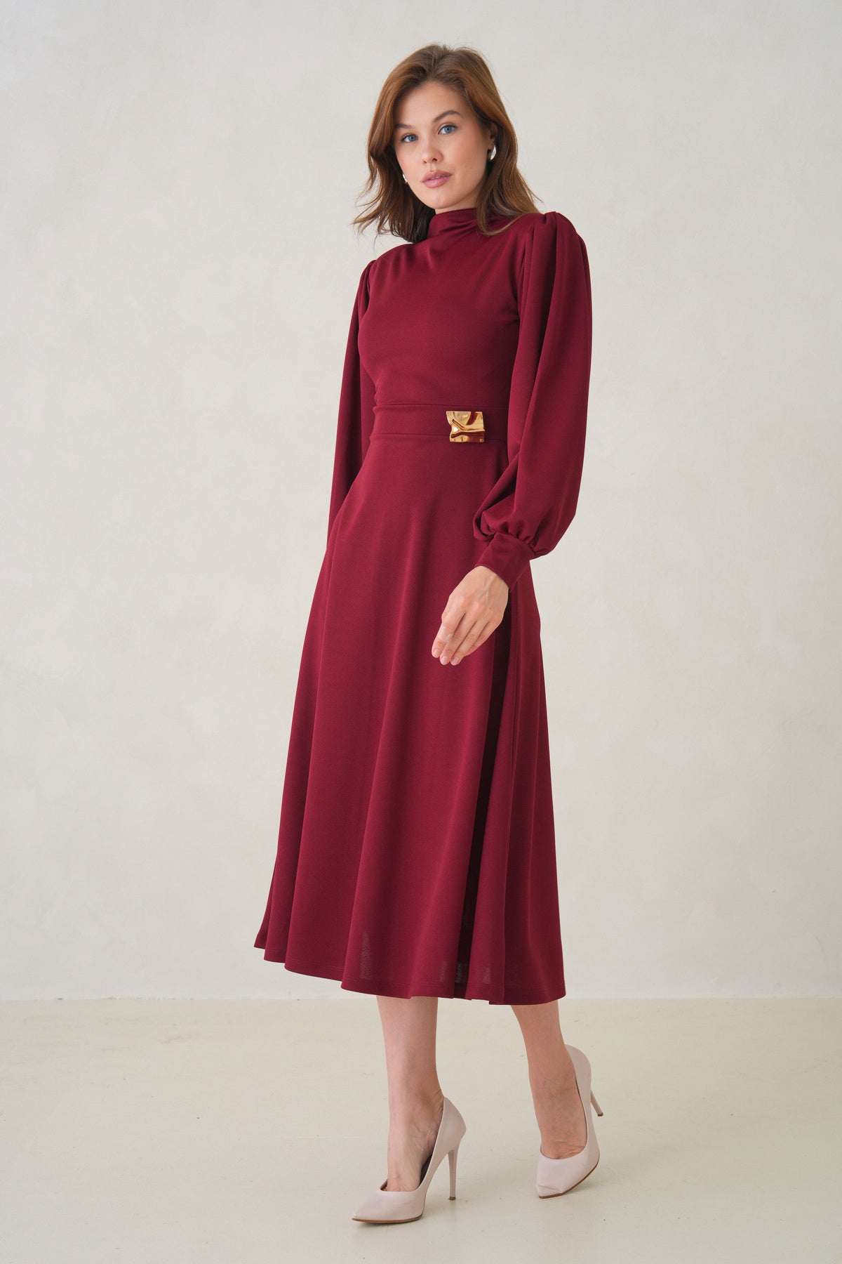Langärmeliges, ausgestelltes Midikleid