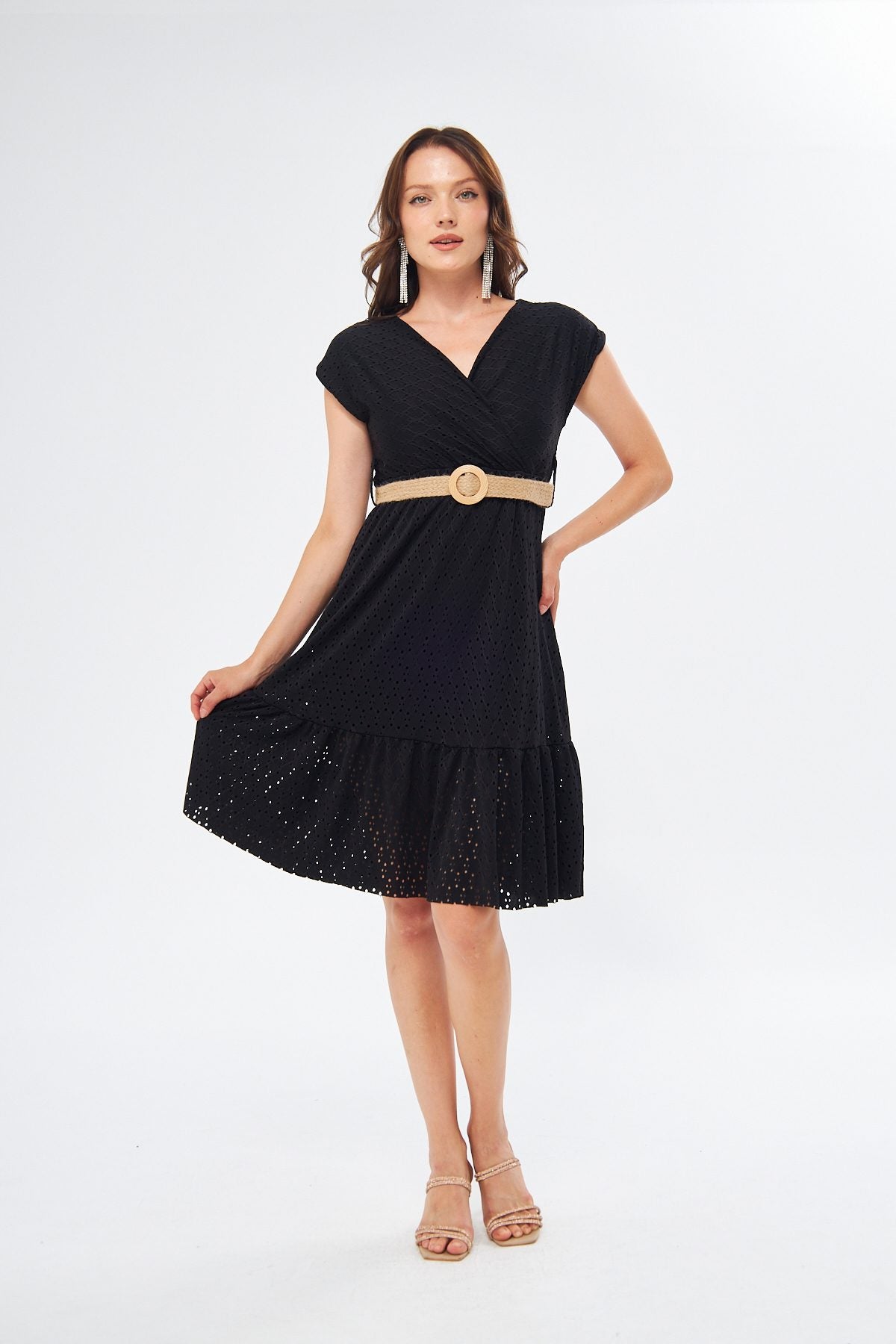 Ärmelloses Kleid mit Wickelausschnitt, Gürtel und ausgestelltem Rock