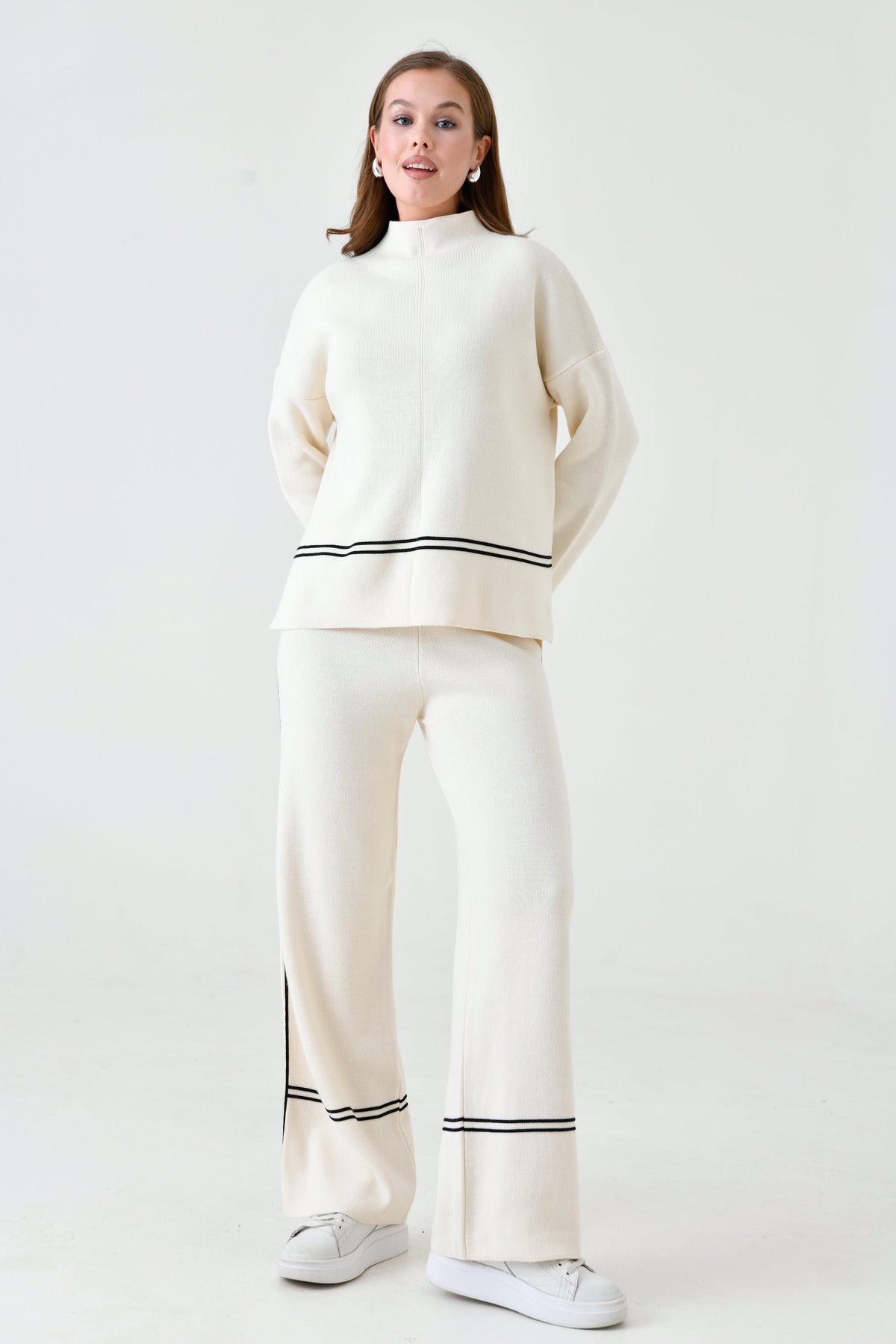 Zweiteiliges Strickset aus Oversize-Pullover und hochgeschnittener Hose