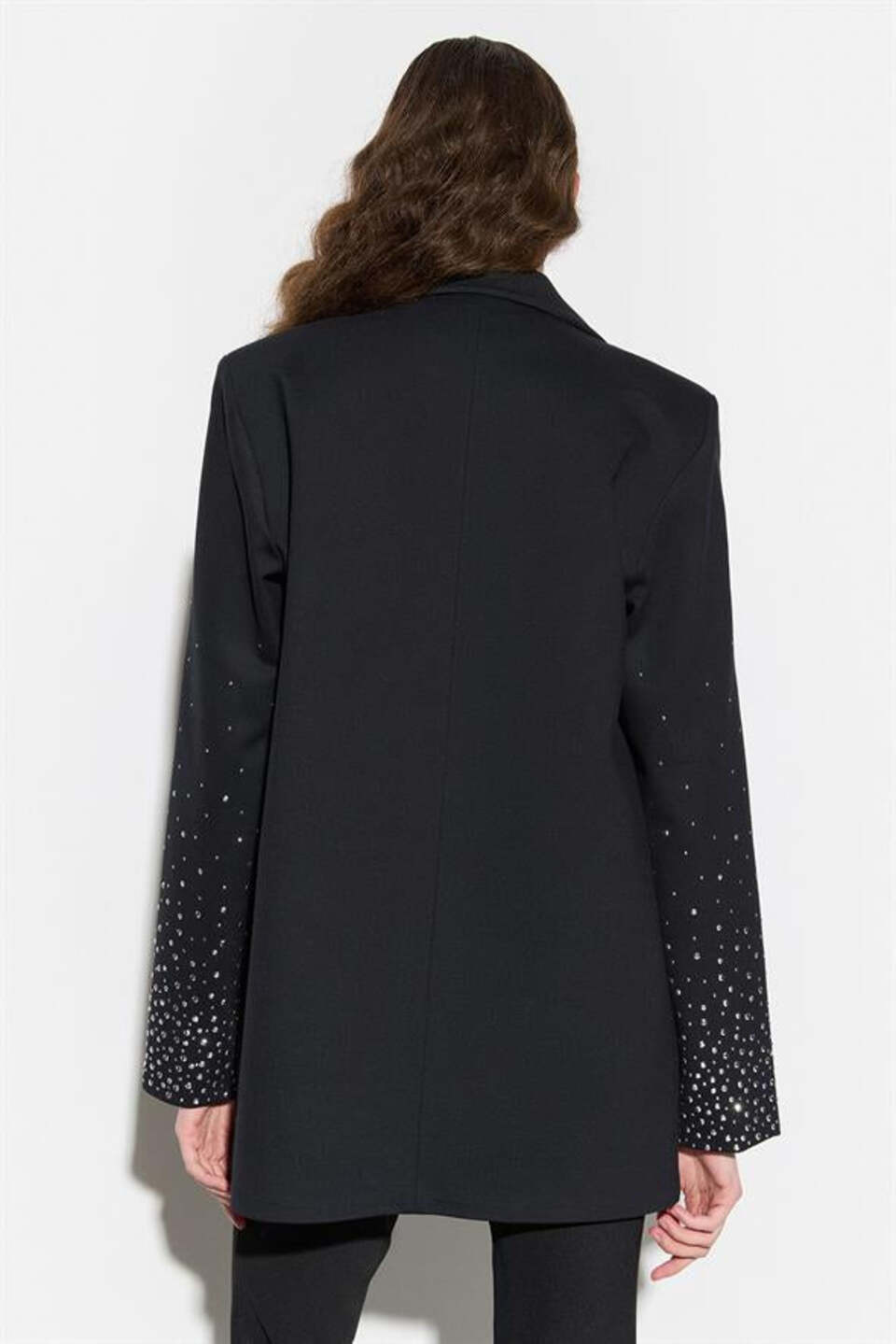 Schwarzer Blazer mit verzierten Ärmeln