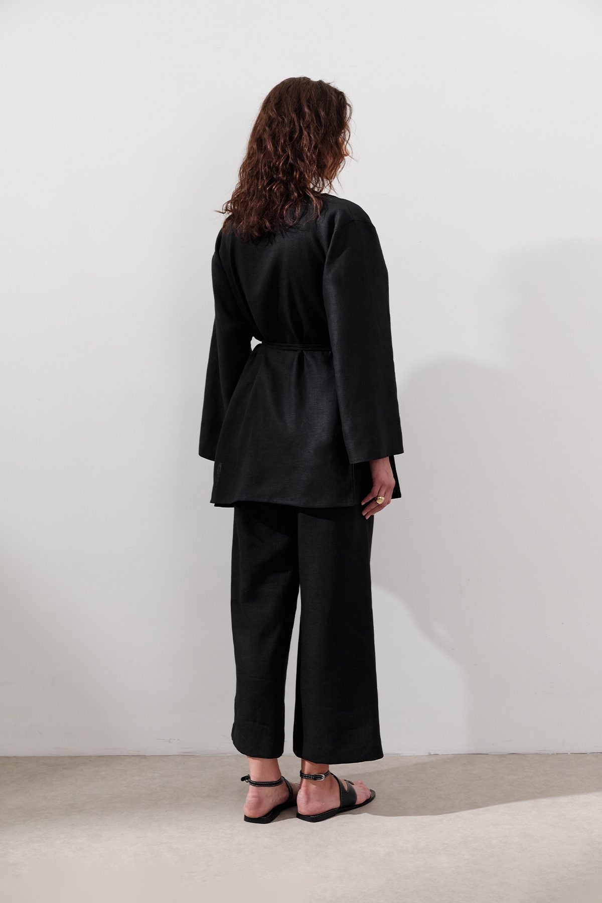 Kimono aus Leinen mit Wickelverschluss, schwarz