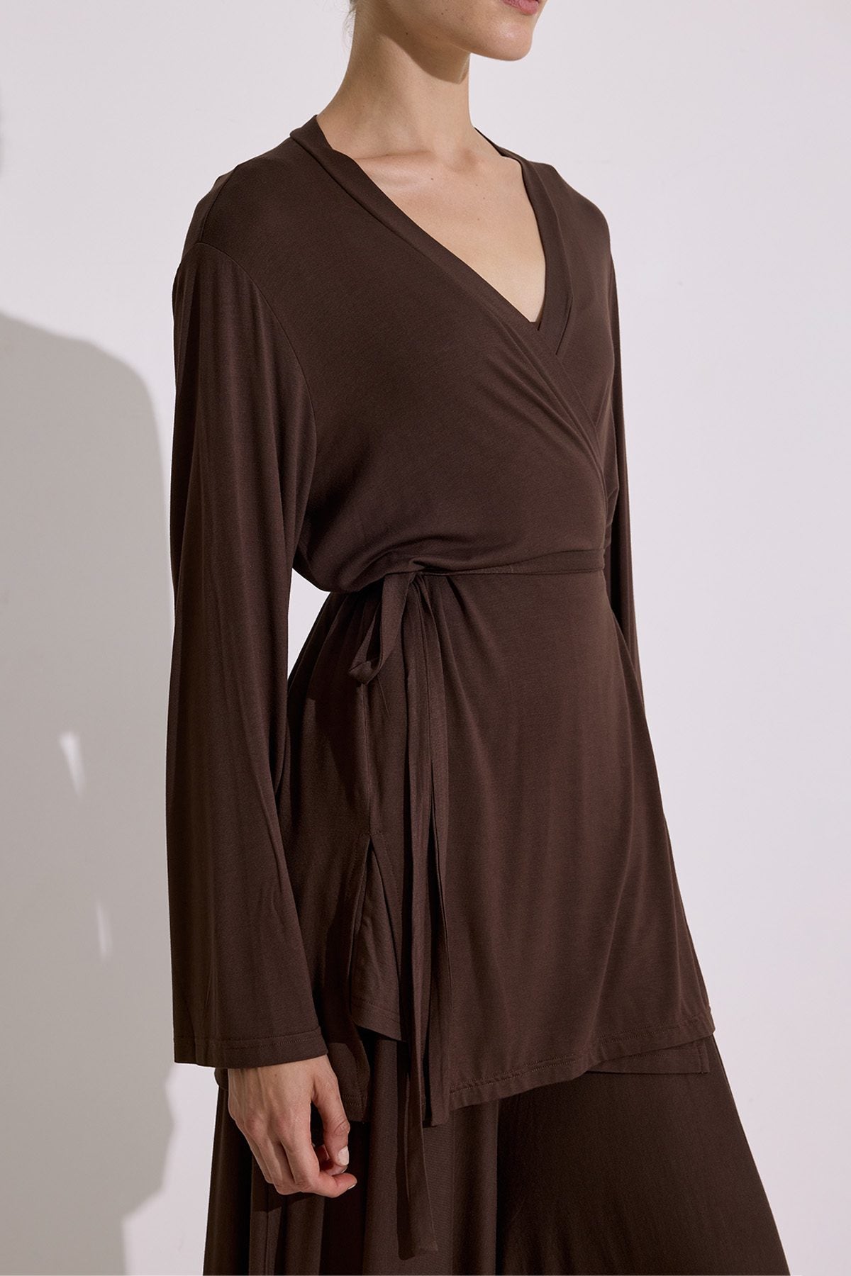 SCHWARZER, DRAPIERTER KIMONO MIT BINDEVERSCHLÜSSEN.