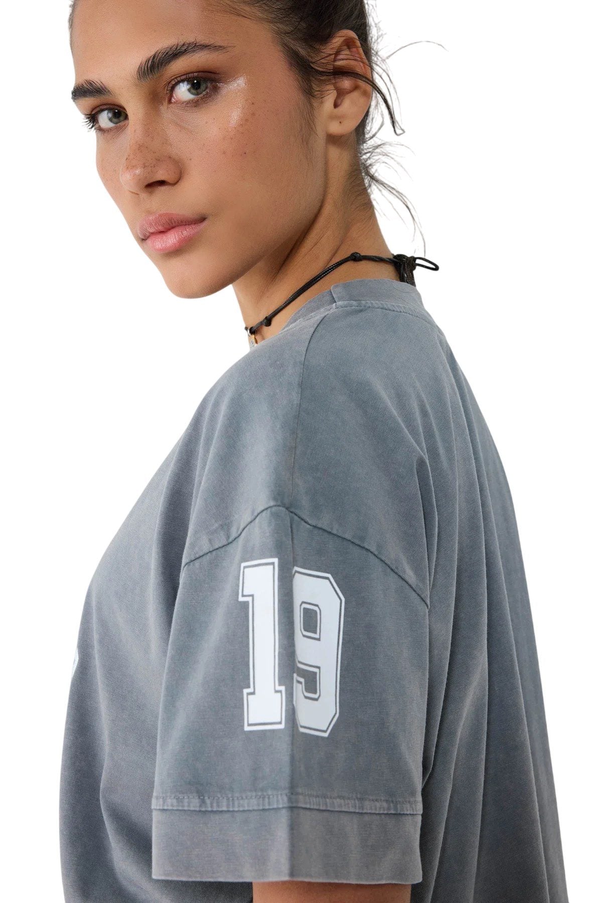 Gemustertes T-Shirt mit V-Ausschnitt