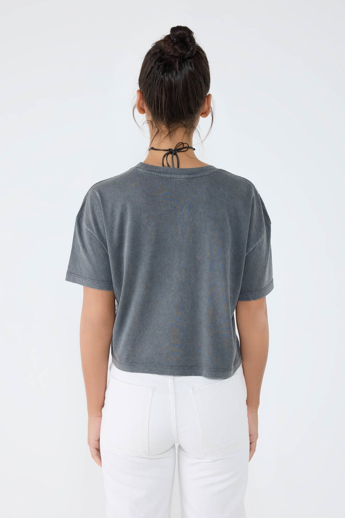 Crop-T-Shirt mit Steinverzierungen