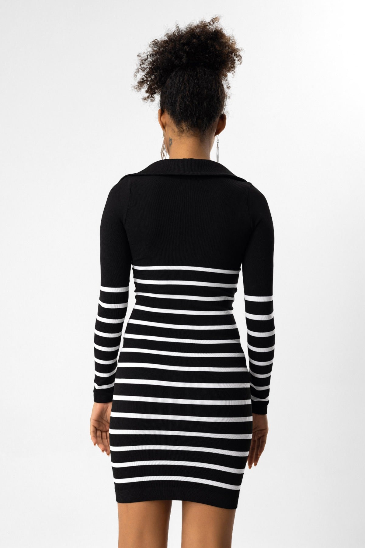 Kleid mit langen Ärmeln und Polokragen