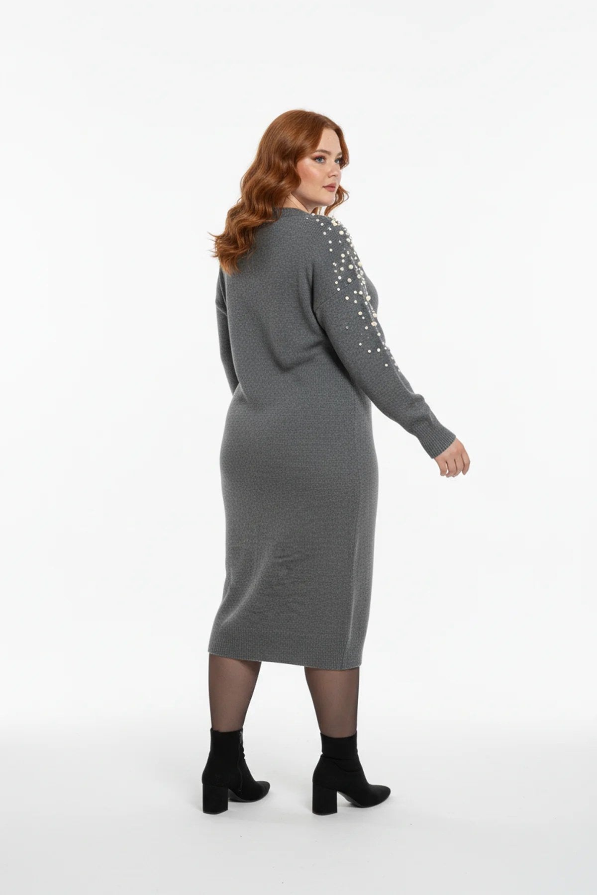 Strickkleid mit V-Ausschnitt und Perlenverzierungen