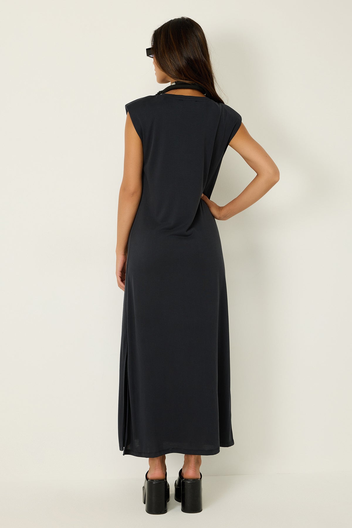 Gepolstertes Kleid mit V-Ausschnitt