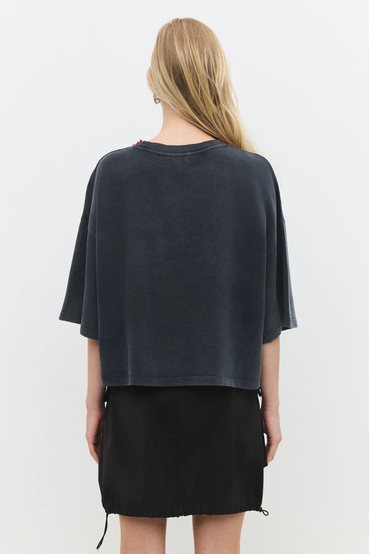 Basic-T-Shirt mit Steindetail am Kragen