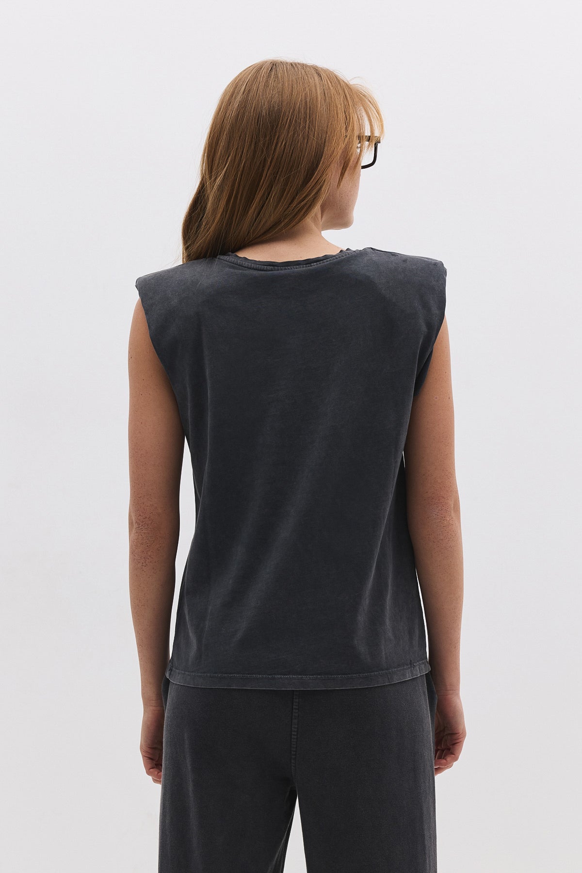 Ärmelloses T-Shirt mit Rissen