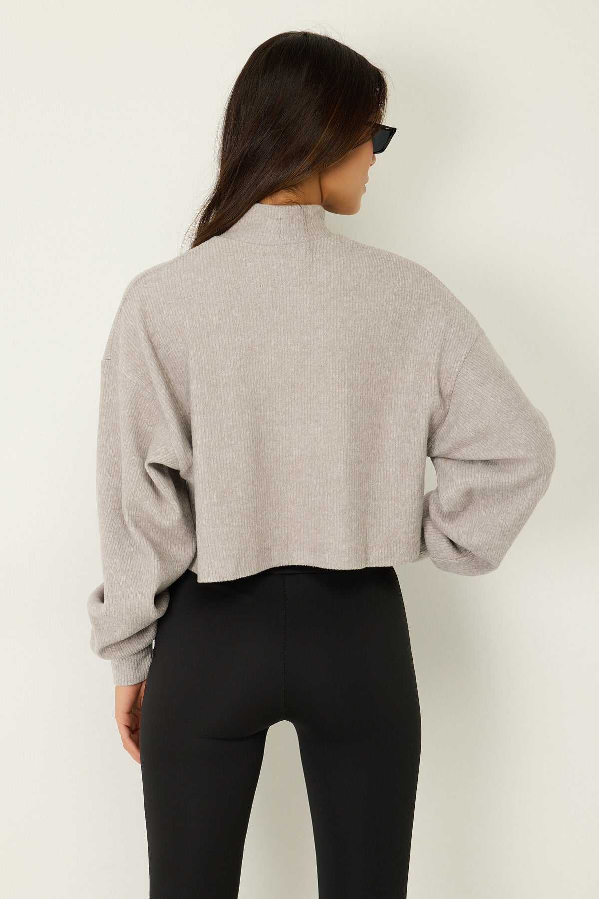 Kurzer Pullover mit hohem Kragen