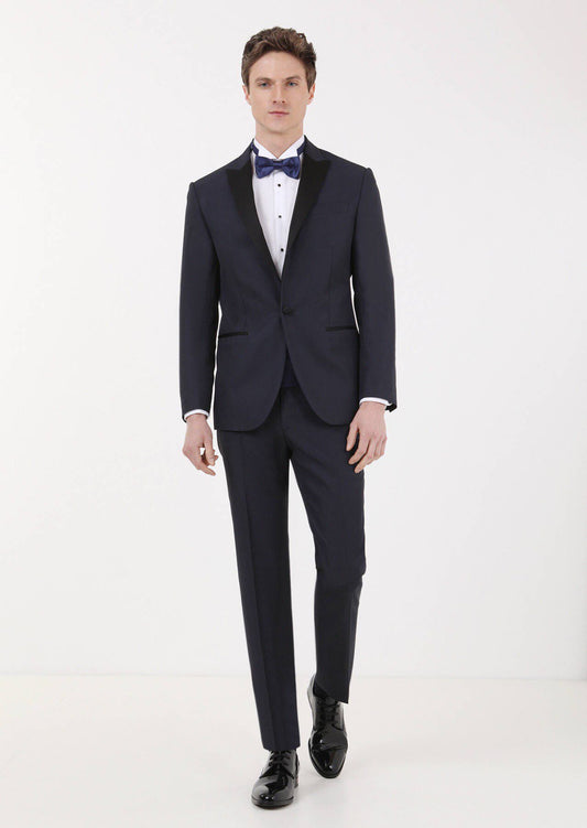 Schlichter, moderner, zweireihiger Smoking mit Revers und gewebtem Stoff