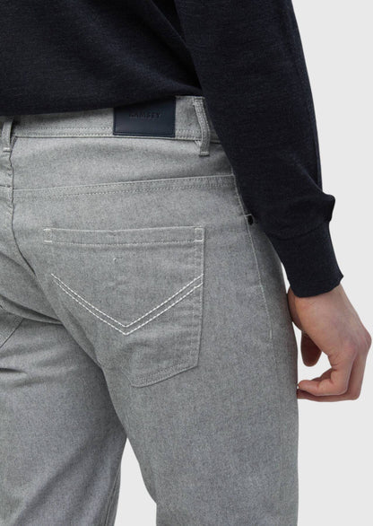 Gewebte, schmal geschnittene Freizeithose aus Baumwollmischgewebe
