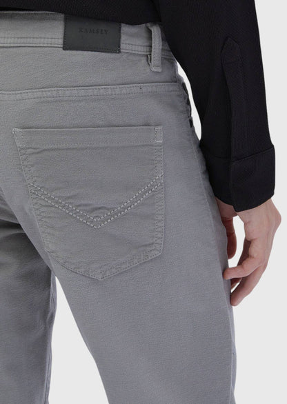 Gewebte, schmal geschnittene Freizeithose aus Baumwollmischgewebe