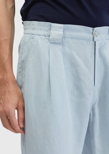 Hellblaue Jogginghose aus Baumwollmischgewebe, geschnitten für den Alltag