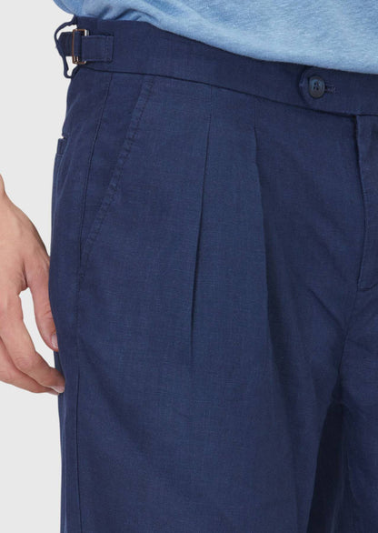 Marineblaue Bermuda-Shorts aus 100 % Leinen mit bequemer Passform.