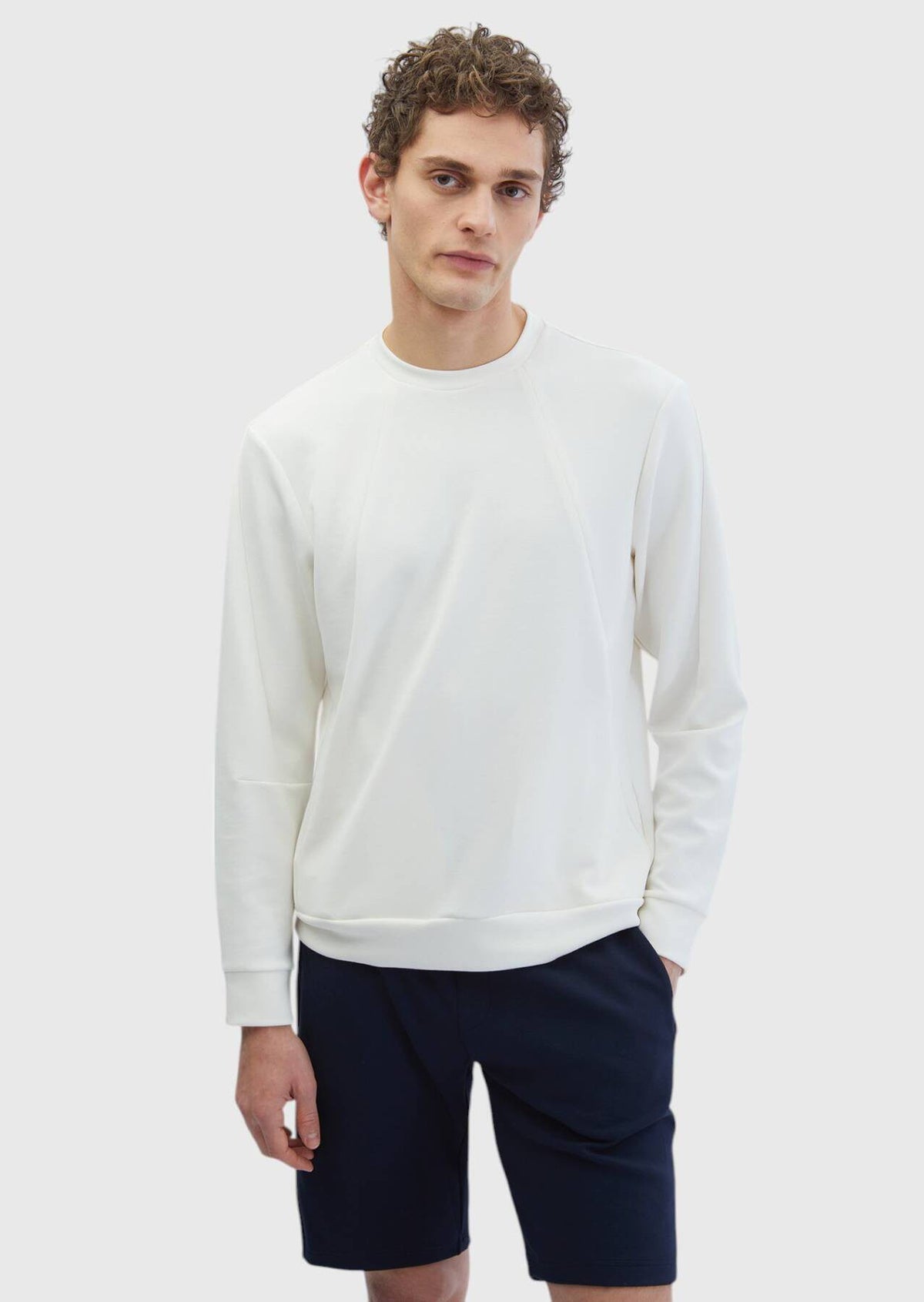 Ecrufarbenes, schlichtes Sweatshirt mit Rundhalsausschnitt