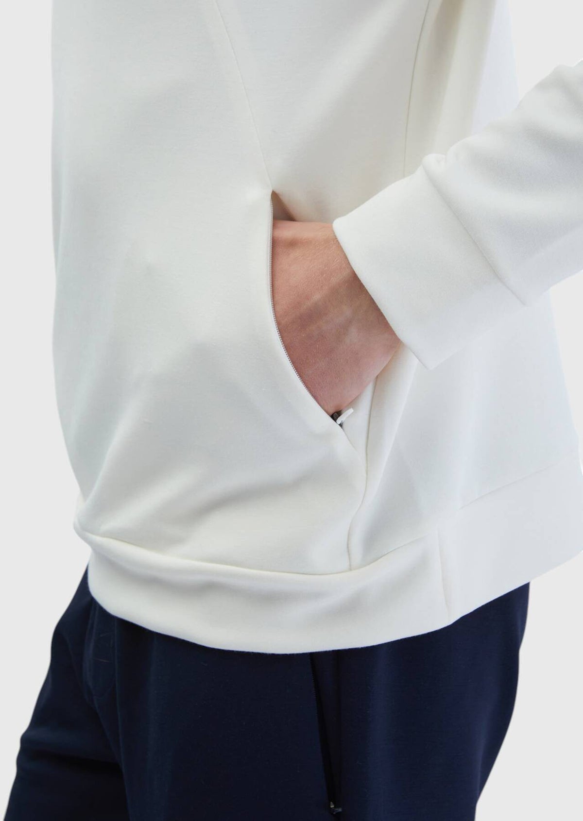 Ecrufarbenes, schlichtes Sweatshirt mit Rundhalsausschnitt