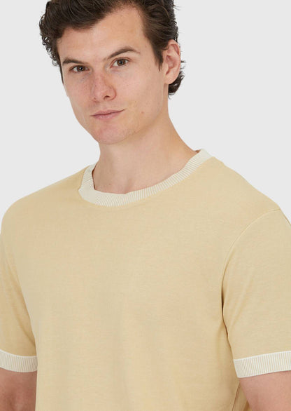 Safranfarbenes, schlichtes T-Shirt mit Rundhalsausschnitt aus 100 % Baumwolle