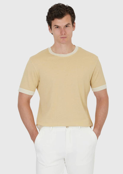 Safranfarbenes, schlichtes T-Shirt mit Rundhalsausschnitt aus 100 % Baumwolle