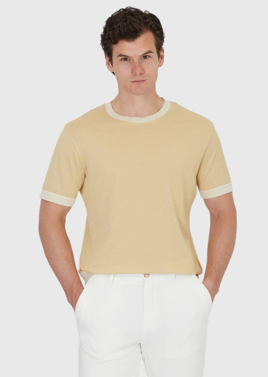 Safranfarbenes, schlichtes T-Shirt mit Rundhalsausschnitt aus 100 % Baumwolle