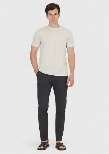 Beiges, schlichtes T-Shirt mit Rundhalsausschnitt aus 100 % Baumwolle