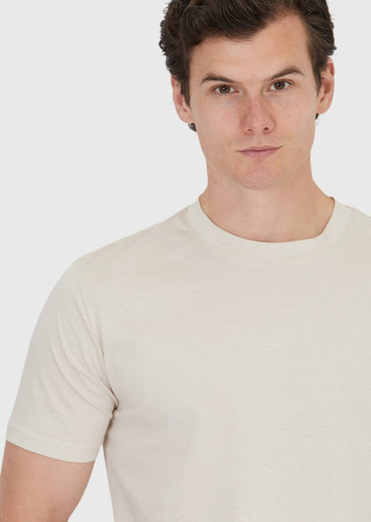 Beiges, schlichtes T-Shirt mit Rundhalsausschnitt aus 100 % Baumwolle