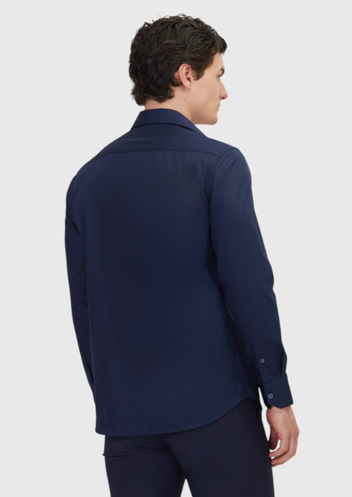Marineblaues, einfarbiges Hemd in regulärer Passform aus 100 % Baumwolle mit klassischem Webmuster