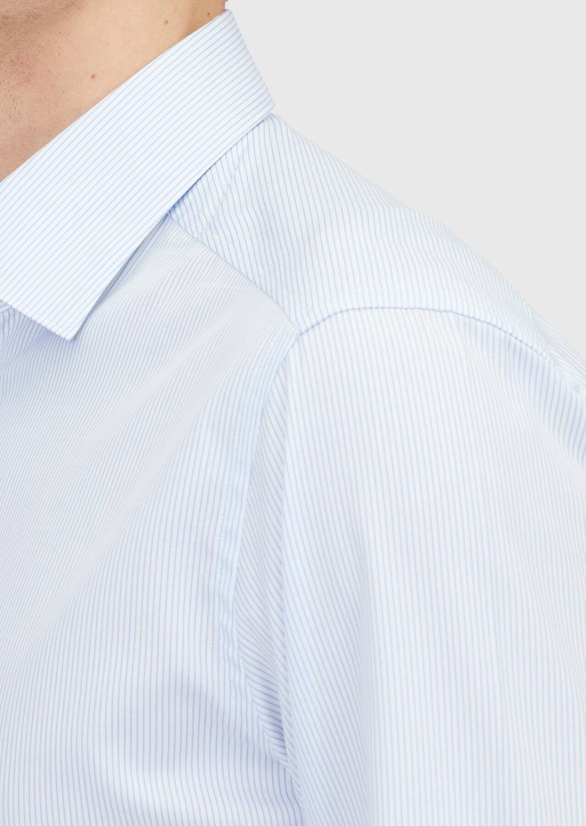 Hellblaues, regulär geschnittenes Hemd aus klassischem Webmuster, 100 % Baumwolle
