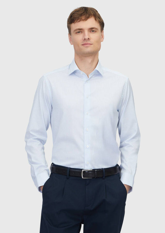 Hellblaues, regulär geschnittenes Hemd aus klassischem Webmuster, 100 % Baumwolle