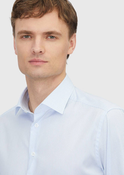 Hellblaues, regulär geschnittenes Hemd aus klassischem Webmuster, 100 % Baumwolle