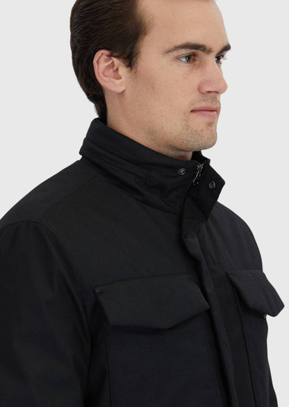 Schwarzer Blazer in regulärer Passform